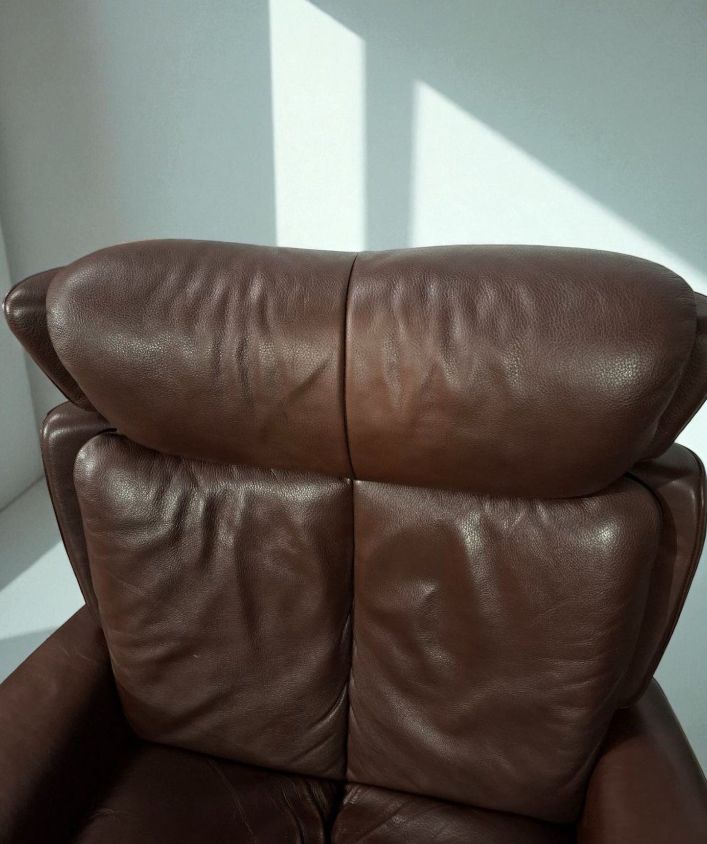 Stressless Magic lenestol (L) i brunt skinn med krakk – Ekornes kvalitet | MøbelGlede