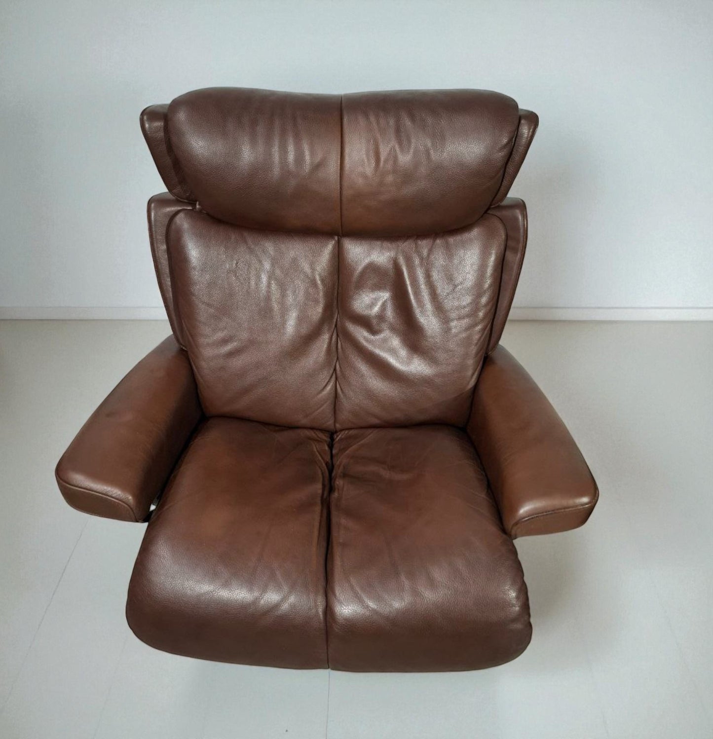 Stressless Magic lenestol (L) i brunt skinn med krakk – Ekornes kvalitet | MøbelGlede