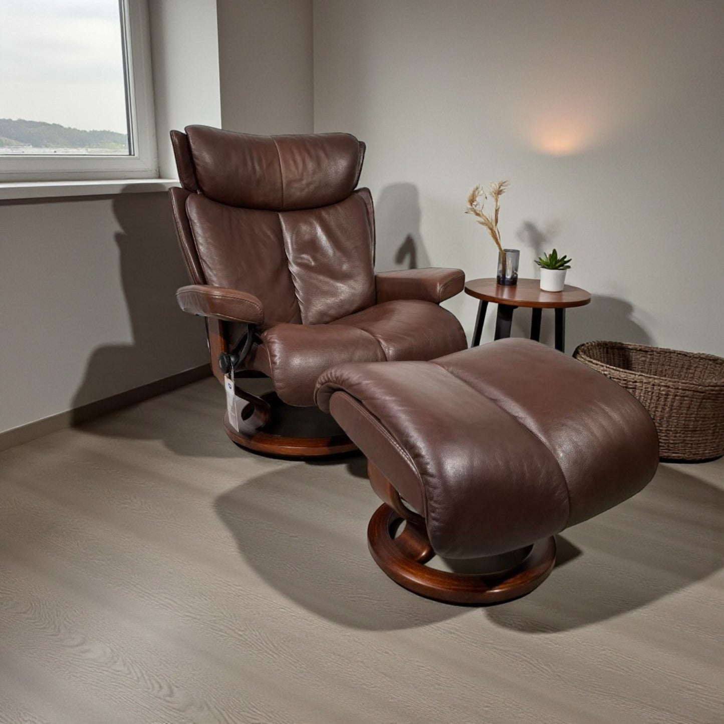 Stressless Magic lenestol (L) i brunt skinn med krakk – Ekornes kvalitet | MøbelGlede