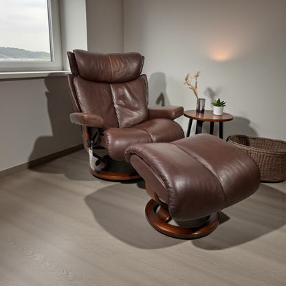 Stressless Magic lenestol (L) i brunt skinn med krakk – Ekornes kvalitet | MøbelGlede