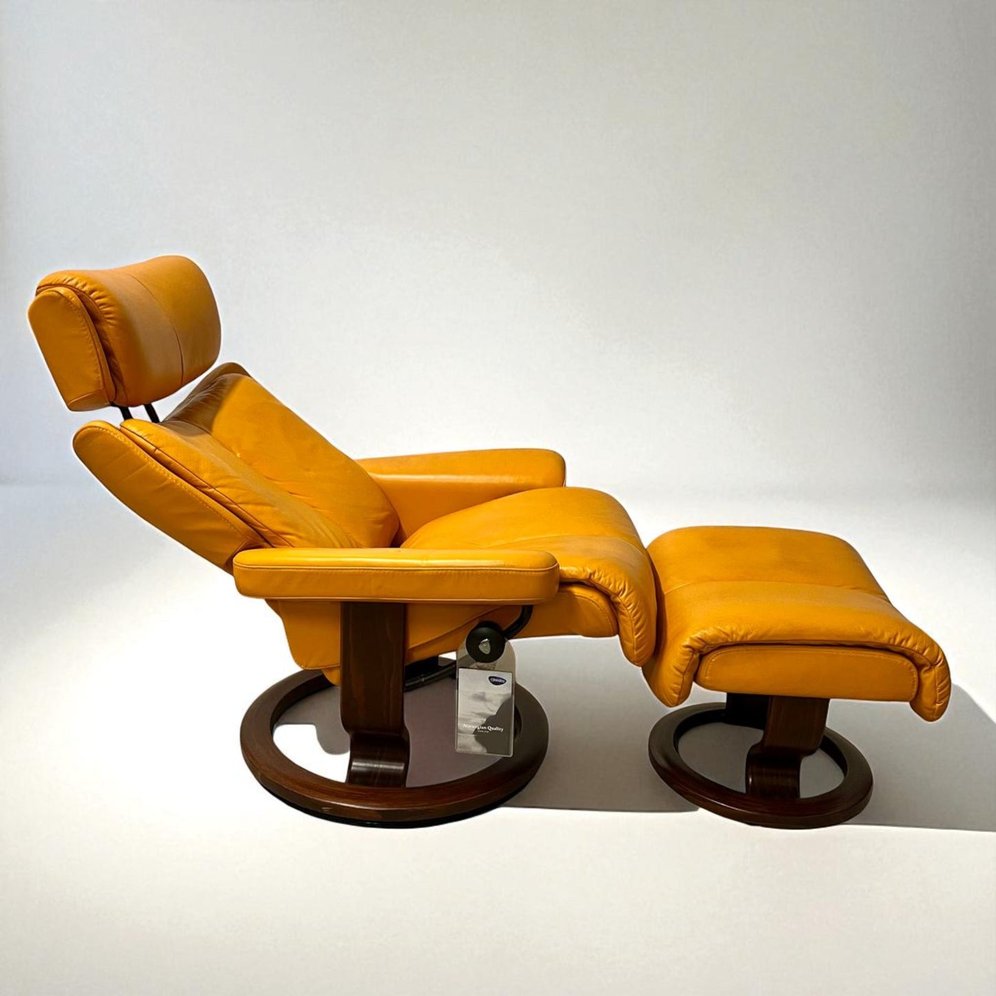 Stressless Magic (S) lenestol med krakk – oransje skinn | MøbelGlede