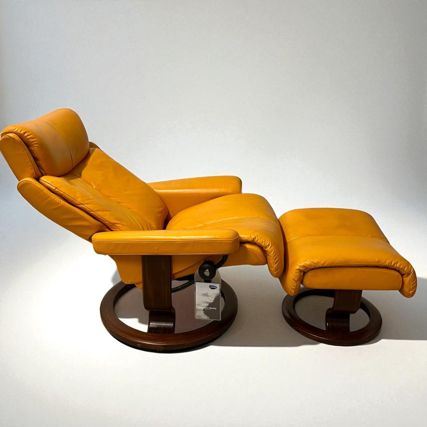 Stressless Magic (S) lenestol med krakk – oransje skinn | MøbelGlede