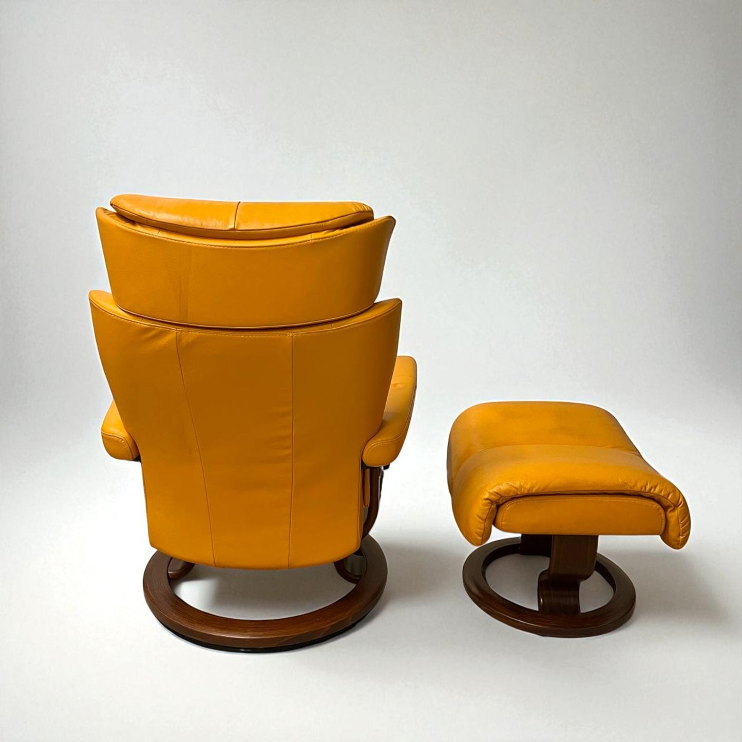 Stressless Magic (S) lenestol med krakk – oransje skinn | MøbelGlede