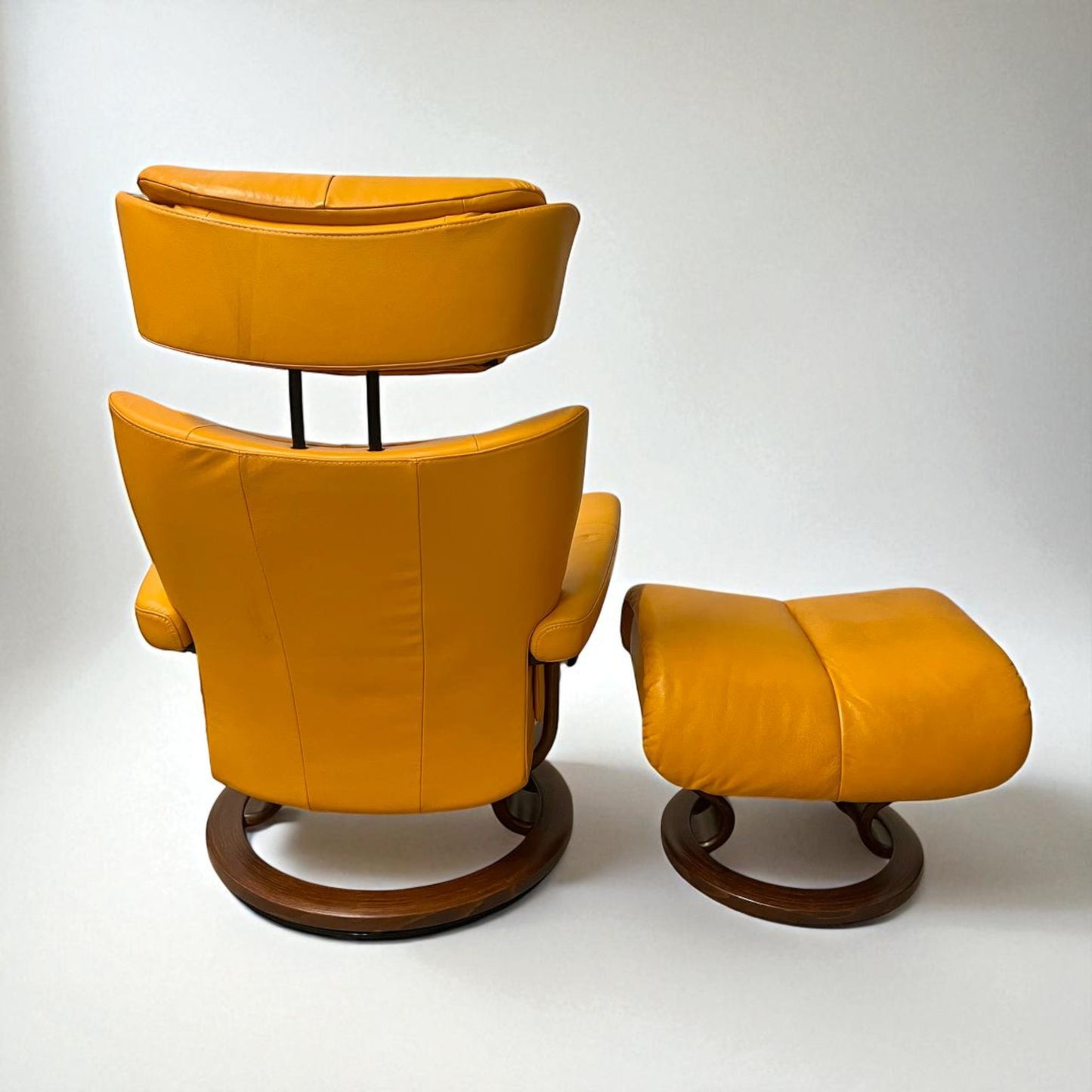 Stressless Magic (S) lenestol med krakk – oransje skinn | MøbelGlede