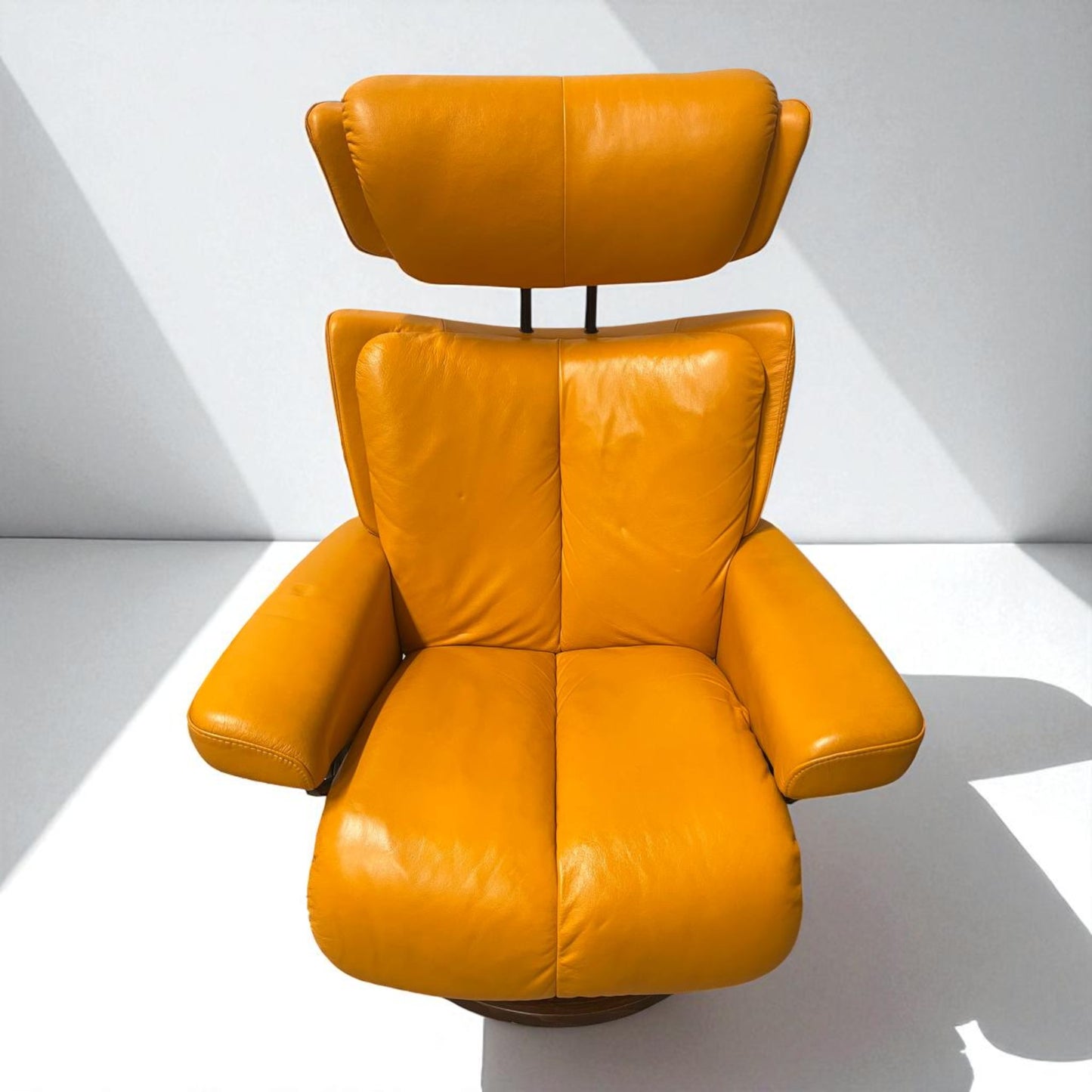 Stressless Magic (S) lenestol med krakk – oransje skinn | MøbelGlede