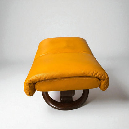 Stressless Magic (S) lenestol med krakk – oransje skinn | MøbelGlede