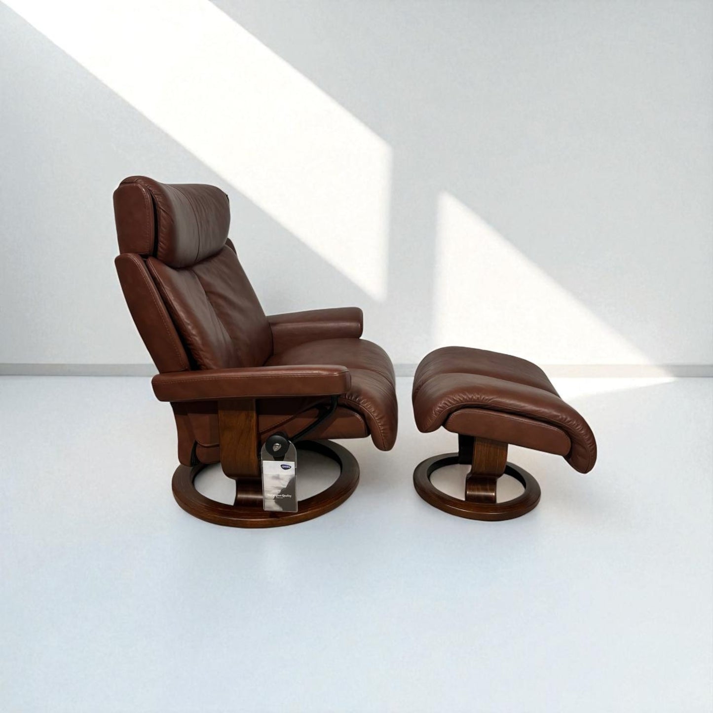 Stressless Magic lenestol med krakk – Cognac-skinn | MøbelGlede