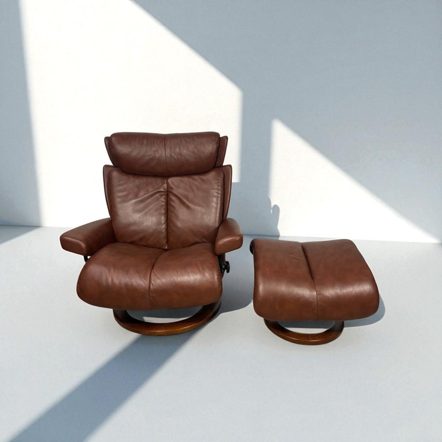 Stressless Magic lenestol med krakk – Cognac-skinn | MøbelGlede