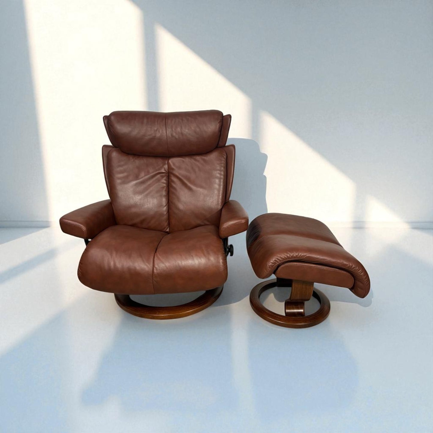 Stressless Magic lenestol med krakk – Cognac-skinn | MøbelGlede
