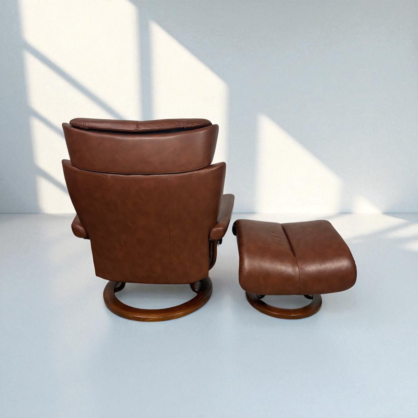 Stressless Magic lenestol med krakk – Cognac-skinn | MøbelGlede