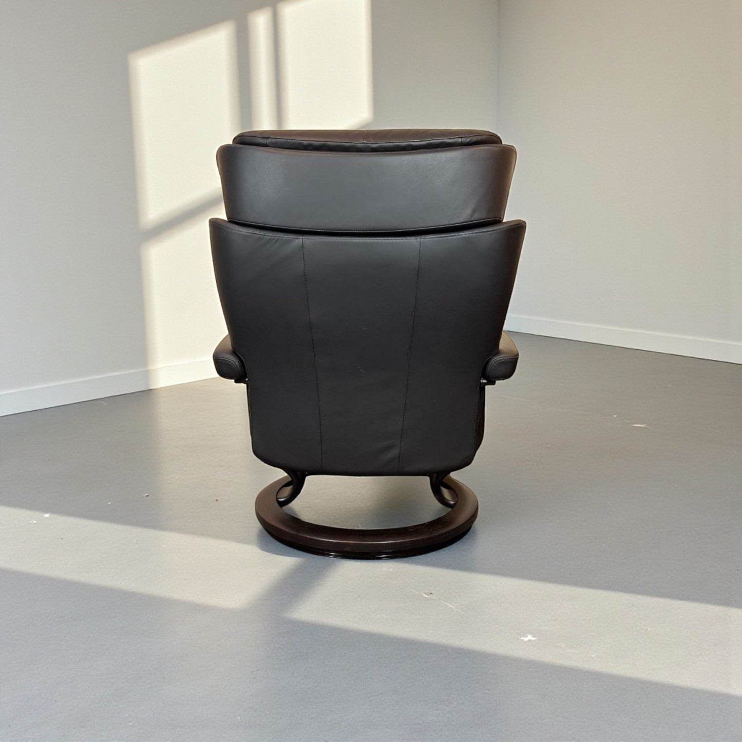 Stressless Magic lenestol L med krakk i svart skinn – topp stand | MøbelGlede