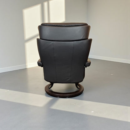 Stressless Magic lenestol L med krakk i svart skinn – topp stand | MøbelGlede