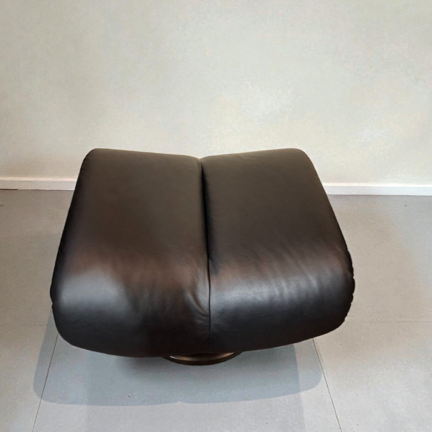 Stressless Magic lenestol L med krakk i svart skinn – topp stand | MøbelGlede