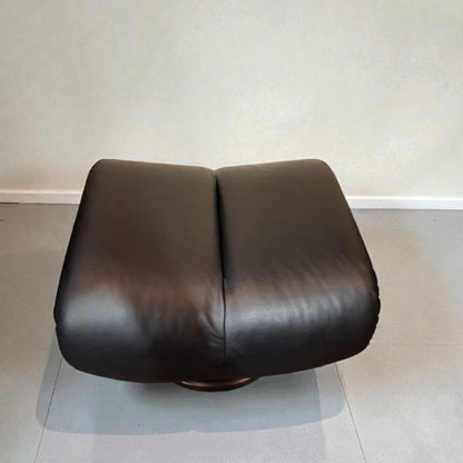 Stressless Magic lenestol L med krakk i svart skinn – topp stand | MøbelGlede