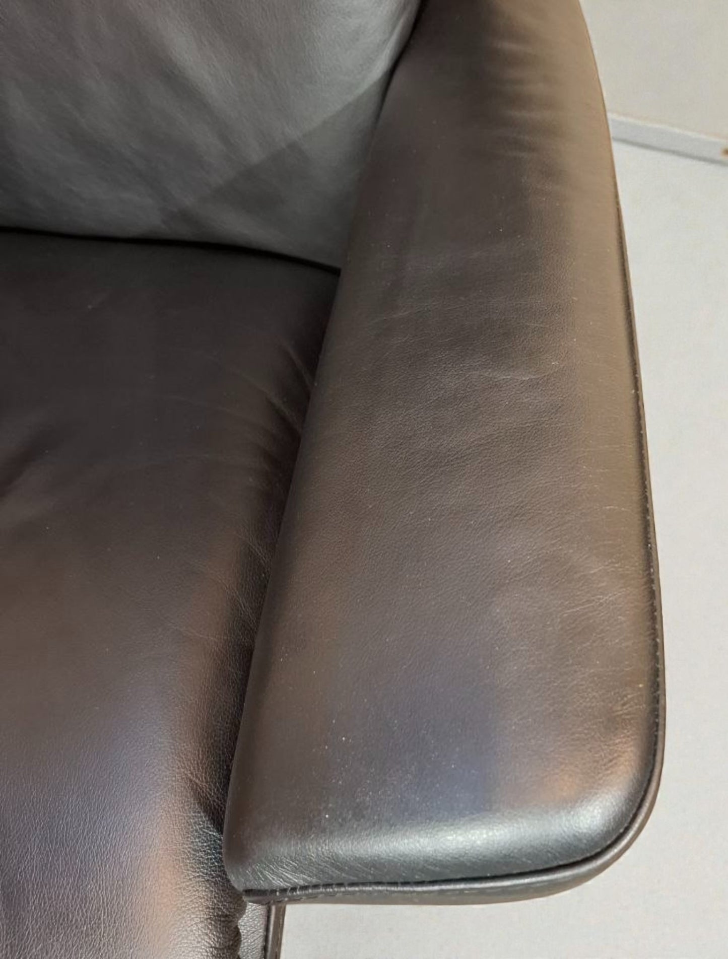 Stressless Magic lenestol L med krakk i svart skinn – topp stand | MøbelGlede