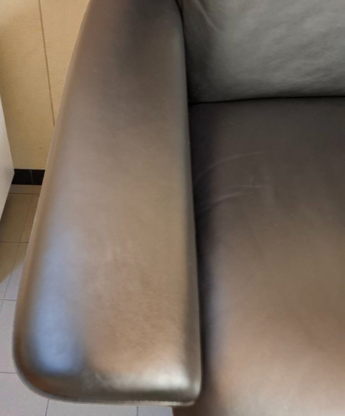 Stressless Magic lenestol L med krakk i svart skinn – topp stand | MøbelGlede