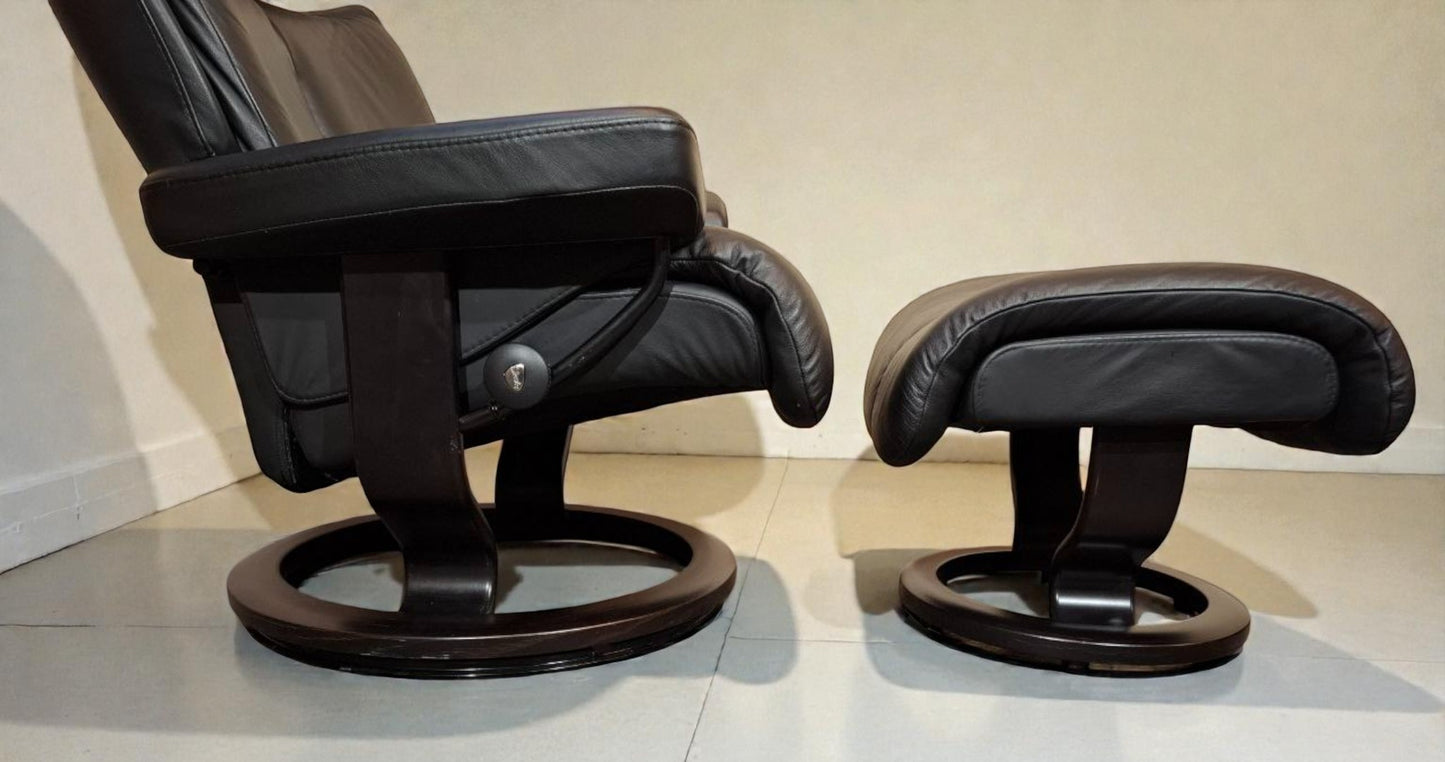 Stressless Magic lenestol L med krakk i svart skinn – topp stand | MøbelGlede