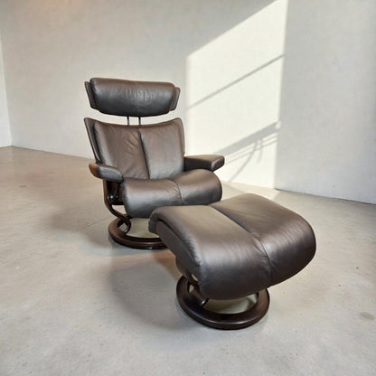 Stressless Magic lenestol L med krakk i svart skinn – topp stand | MøbelGlede