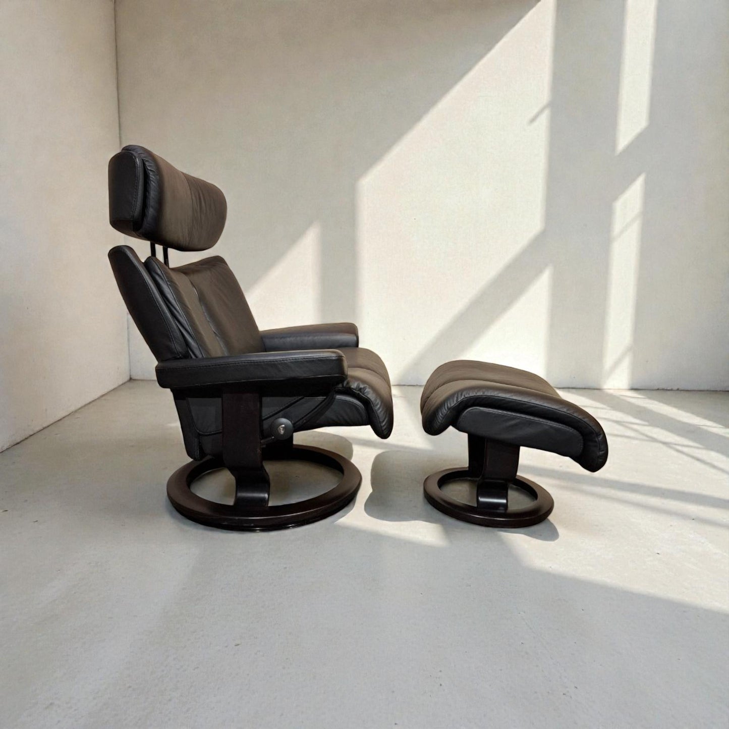 Stressless Magic lenestol L med krakk i svart skinn – topp stand | MøbelGlede