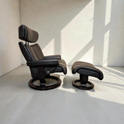 Stressless Magic lenestol L med krakk i svart skinn – topp stand | MøbelGlede