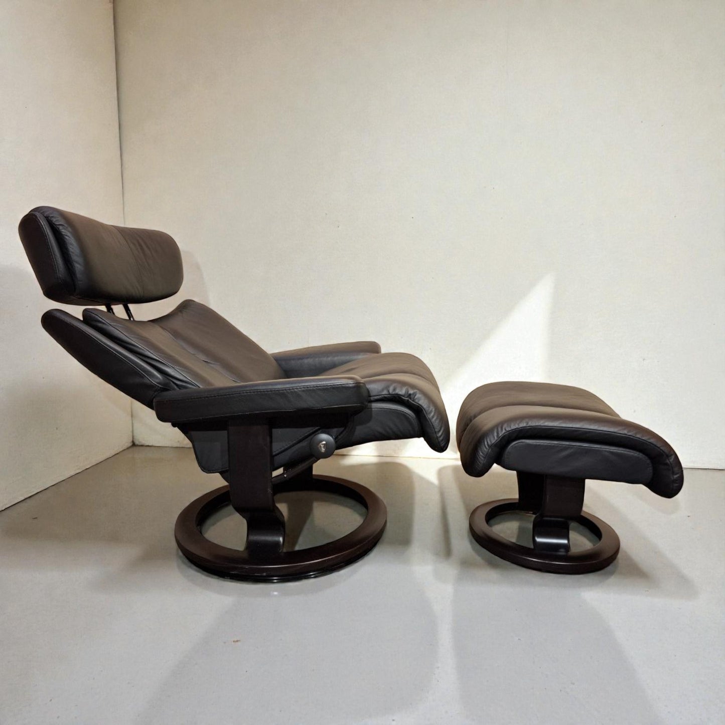 Stressless Magic lenestol L med krakk i svart skinn – topp stand | MøbelGlede