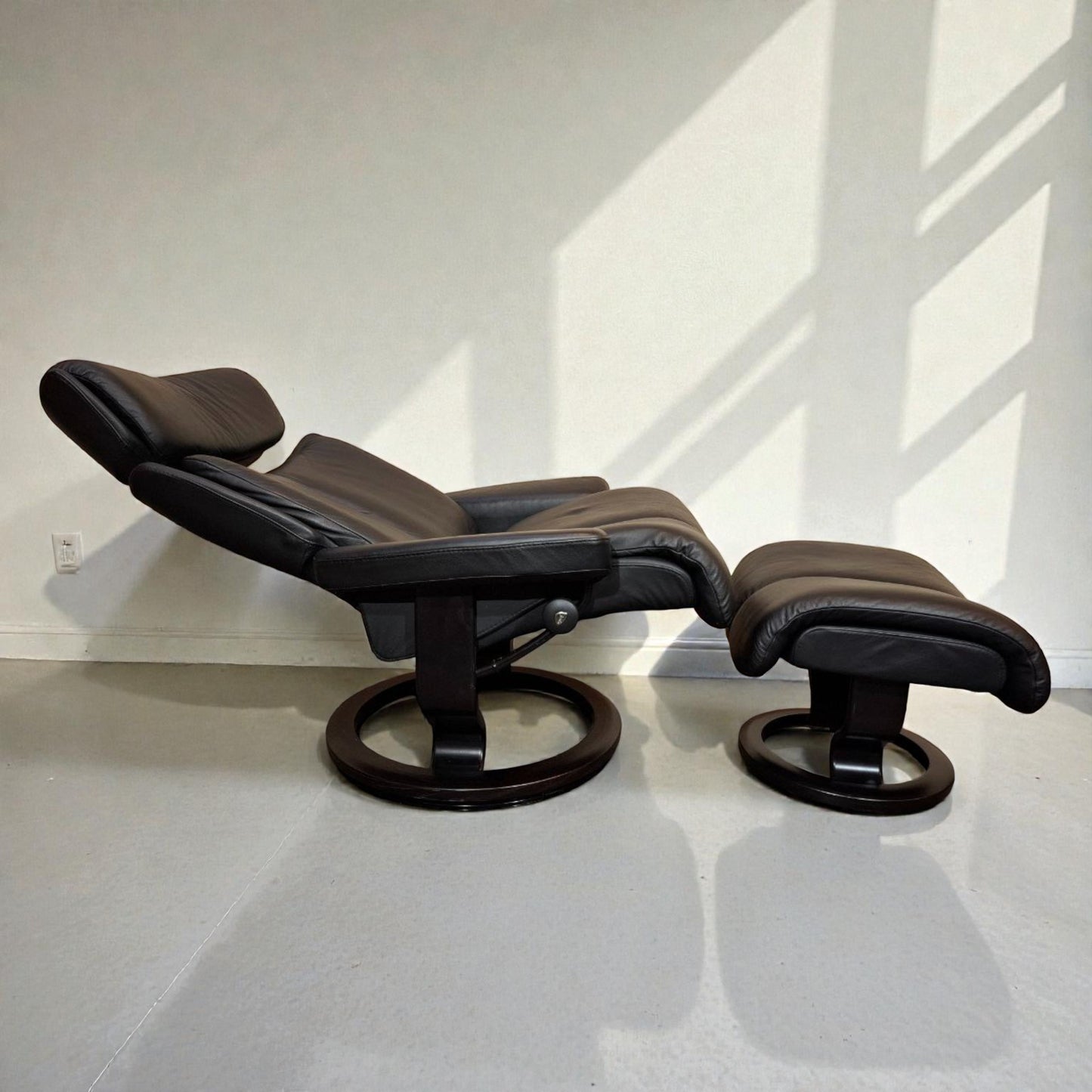 Stressless Magic lenestol L med krakk i svart skinn – topp stand | MøbelGlede