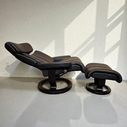 Stressless Magic lenestol L med krakk i svart skinn – topp stand | MøbelGlede