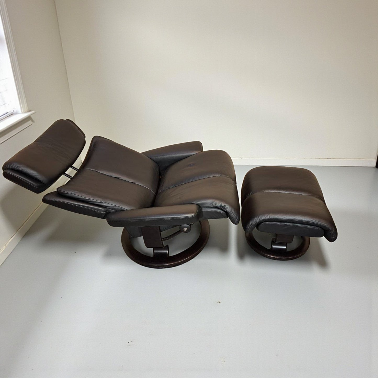 Stressless Magic lenestol L med krakk i svart skinn – topp stand | MøbelGlede