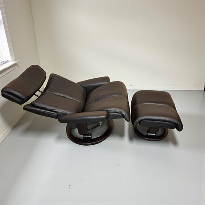 Stressless Magic lenestol L med krakk i svart skinn – topp stand | MøbelGlede