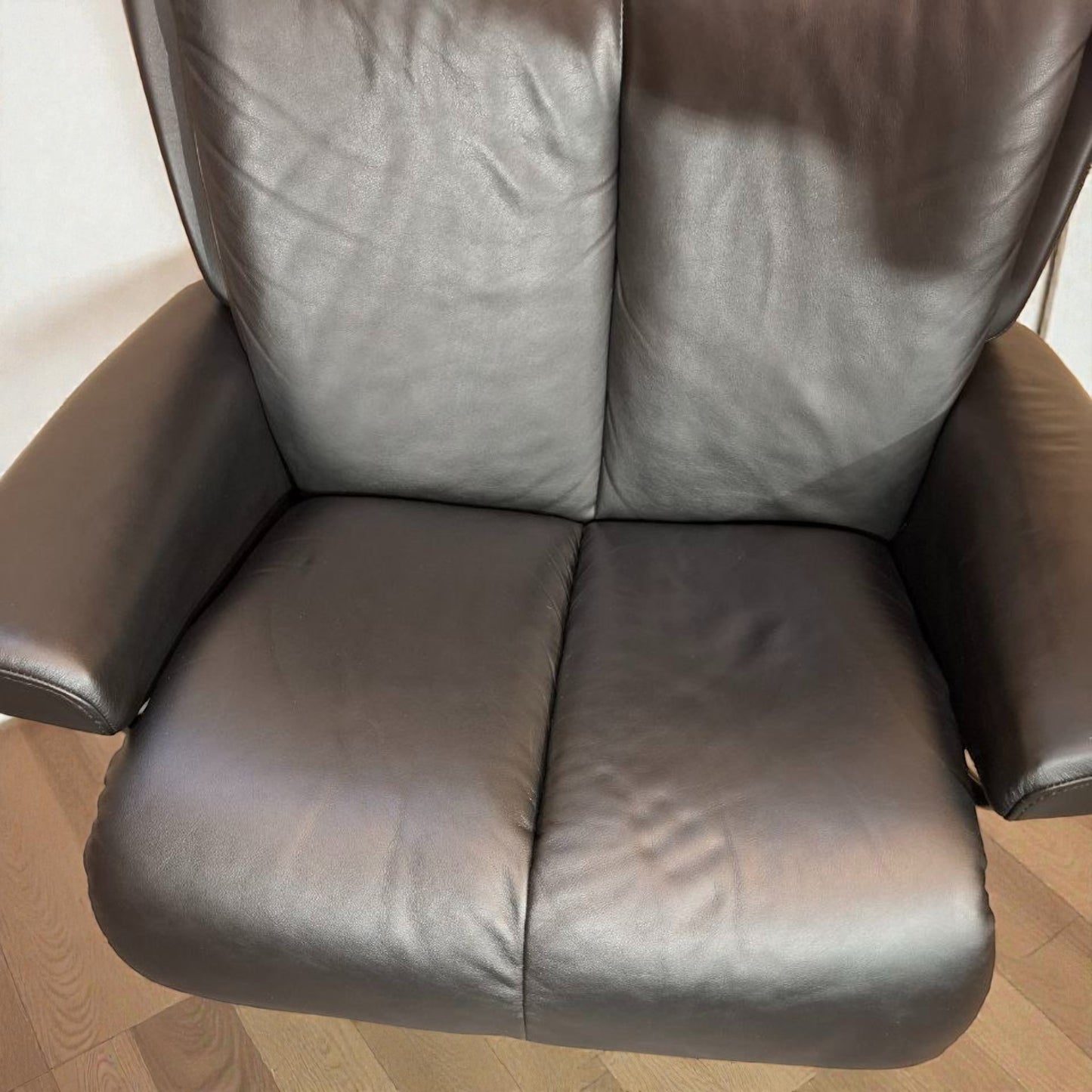 Stressless Magic lenestol L med krakk i svart skinn – topp stand | MøbelGlede