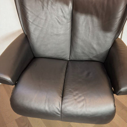 Stressless Magic lenestol L med krakk i svart skinn – topp stand | MøbelGlede