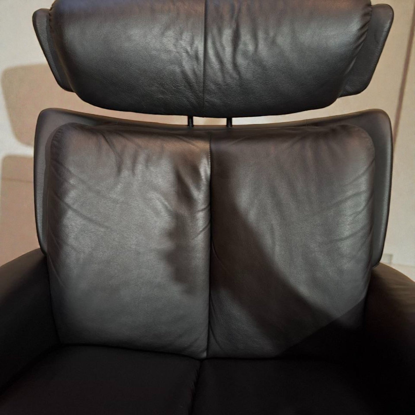 Stressless Magic lenestol L med krakk i svart skinn – topp stand | MøbelGlede