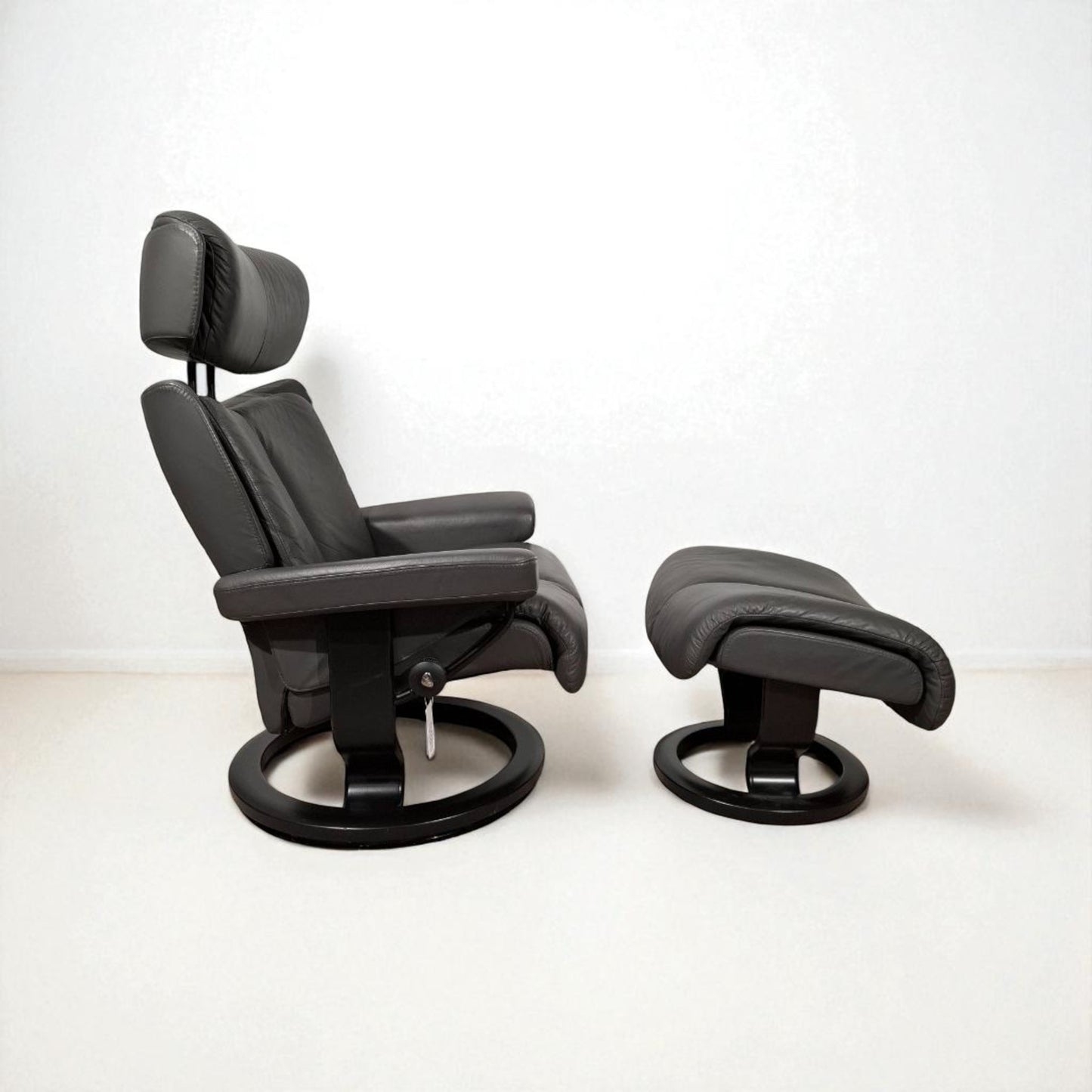 Stressless Magic lenestol grå skinn med krakk – Ekornes kvalitet | MøbelGlede