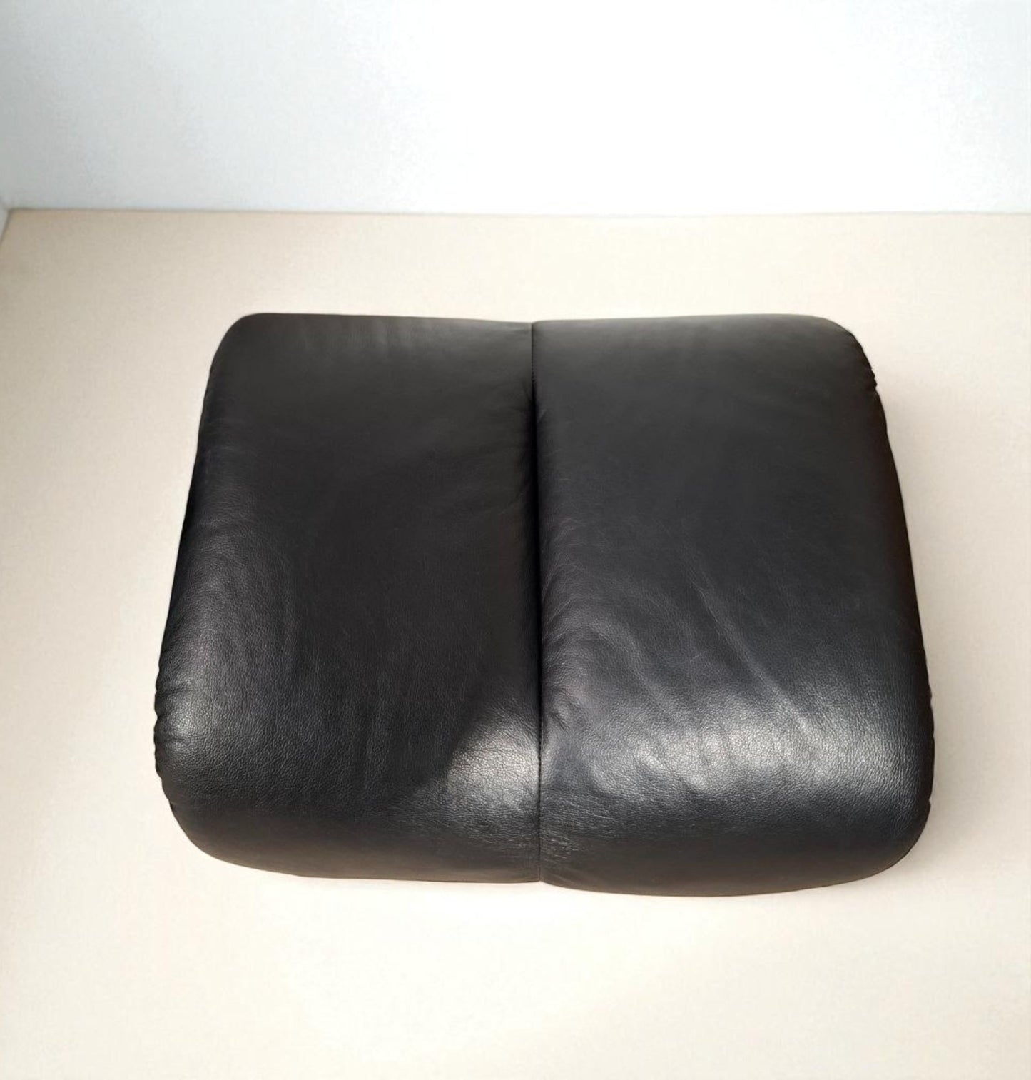 Stressless Magic lenestol svart skinn med krakk – Ekornes kvalitet | MøbelGlede