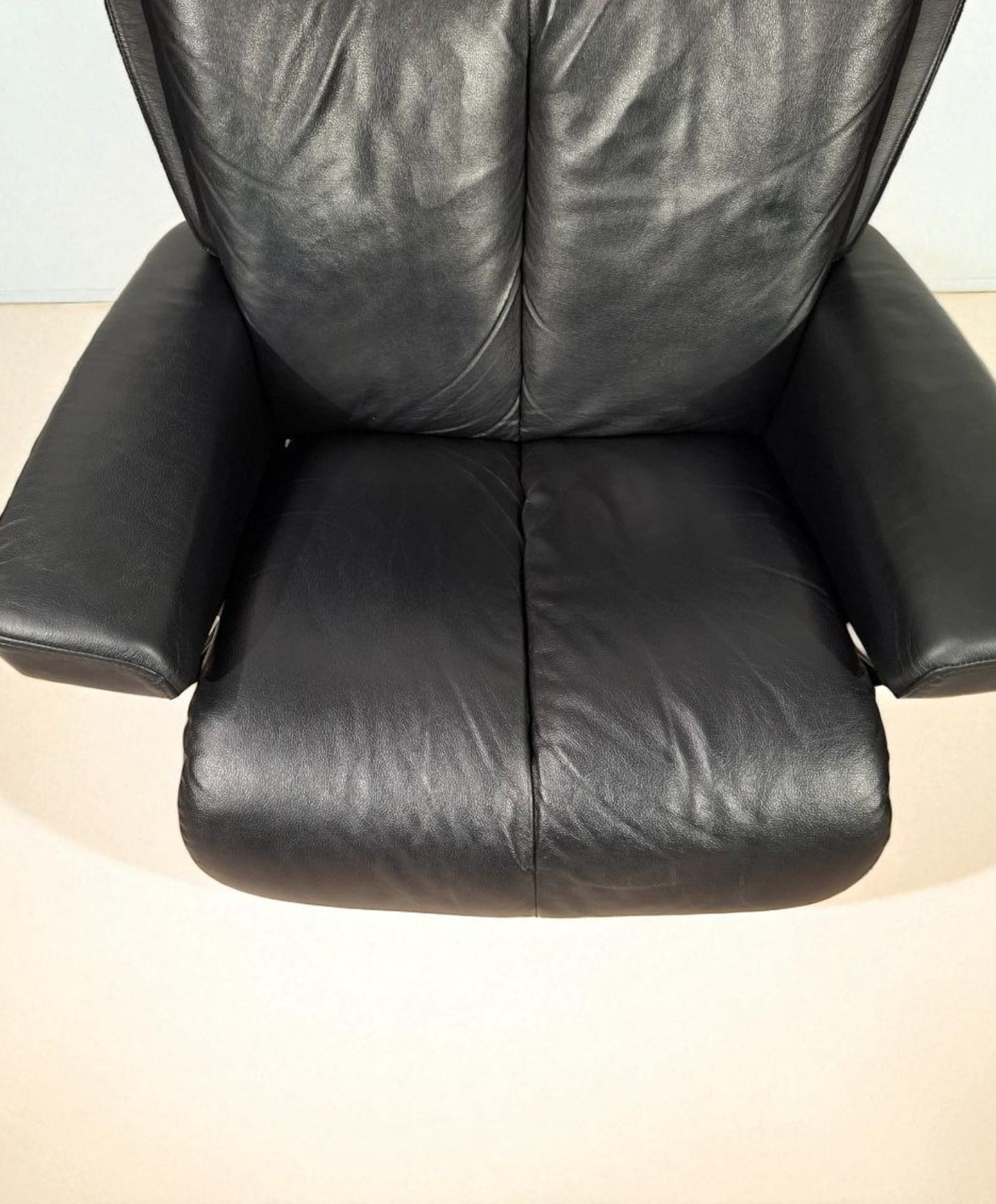 Stressless Magic lenestol svart skinn med krakk – Ekornes kvalitet | MøbelGlede