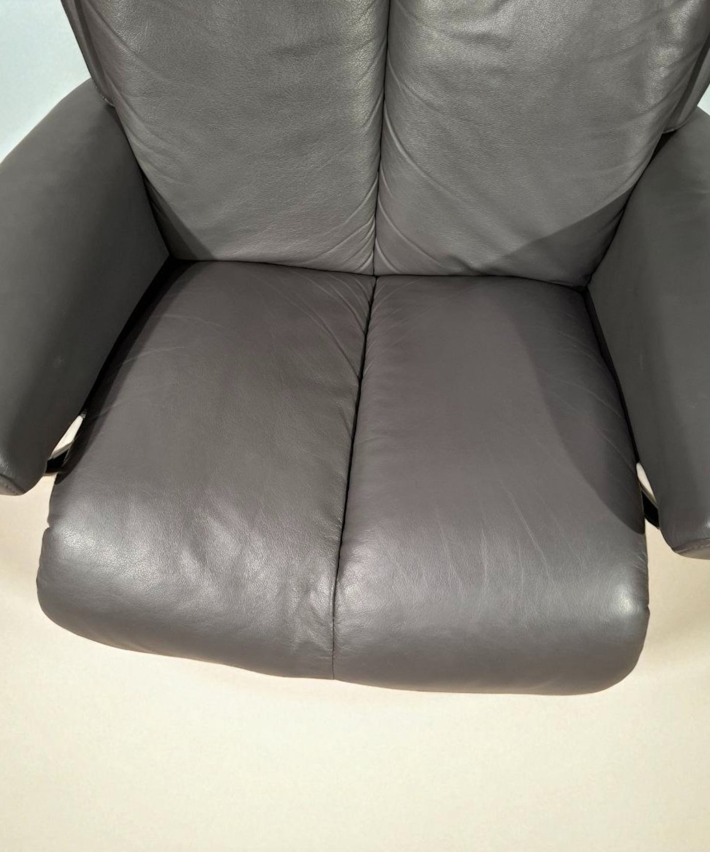 Stressless Magic lenestol grå skinn med krakk – Ekornes kvalitet | MøbelGlede