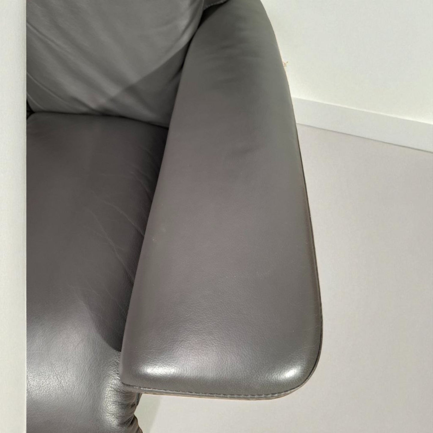 Stressless Magic lenestol grå skinn med krakk – Ekornes kvalitet | MøbelGlede