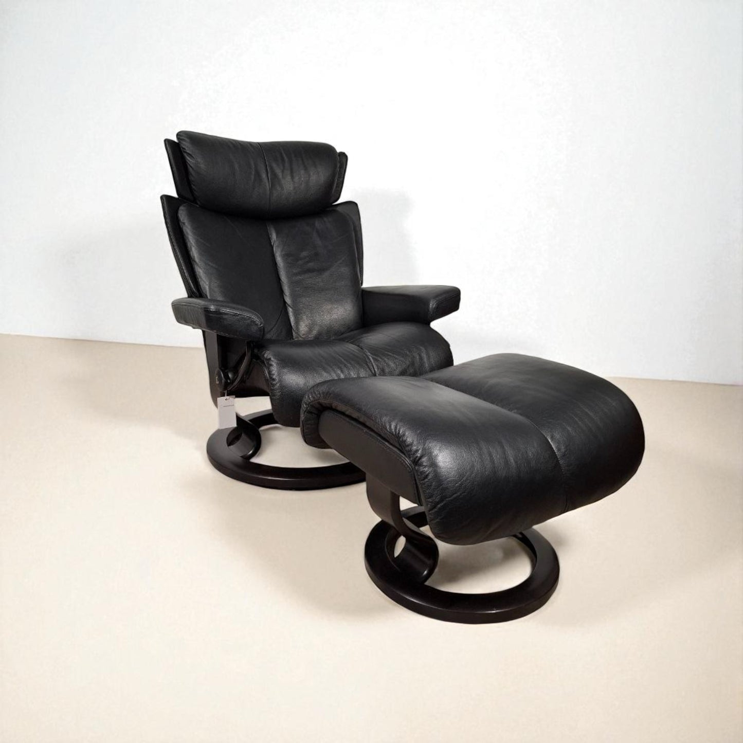 Stressless Magic lenestol svart skinn med krakk – Ekornes kvalitet | MøbelGlede