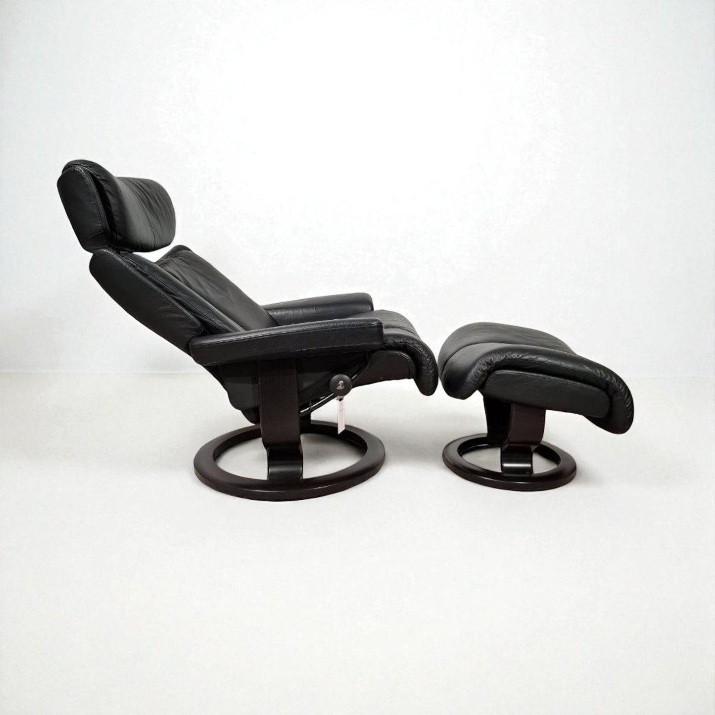 Stressless Magic lenestol svart skinn med krakk – Ekornes kvalitet | MøbelGlede