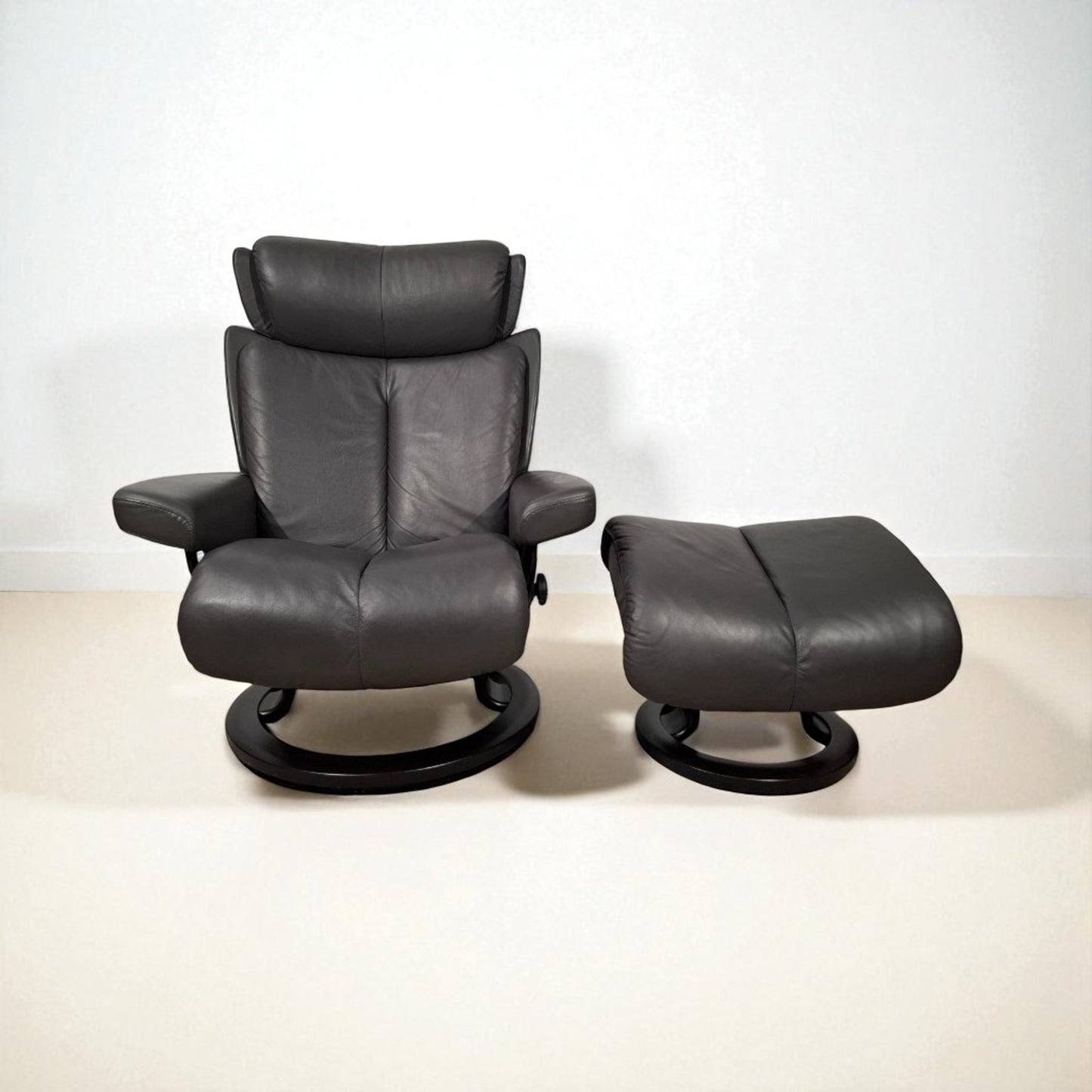 Stressless Magic lenestol grå skinn med krakk – Ekornes kvalitet | MøbelGlede