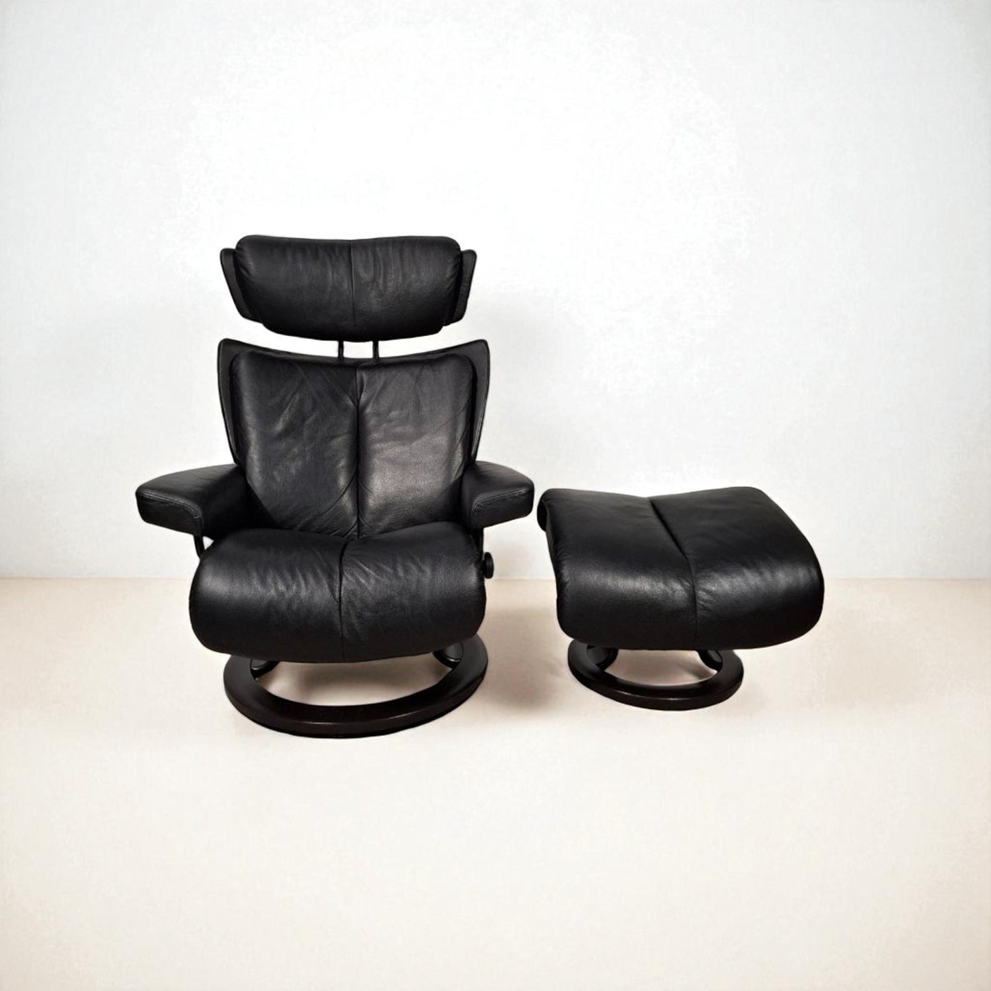 Stressless Magic lenestol svart skinn med krakk – Ekornes kvalitet | MøbelGlede