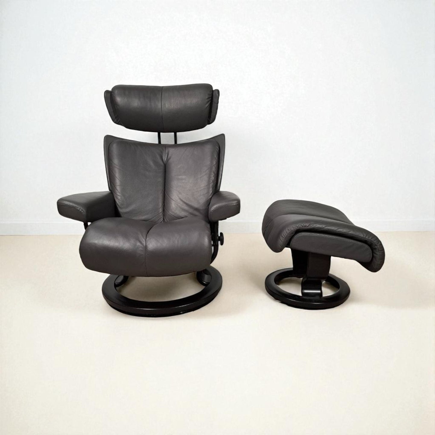 Stressless Magic lenestol grå skinn med krakk – Ekornes kvalitet | MøbelGlede