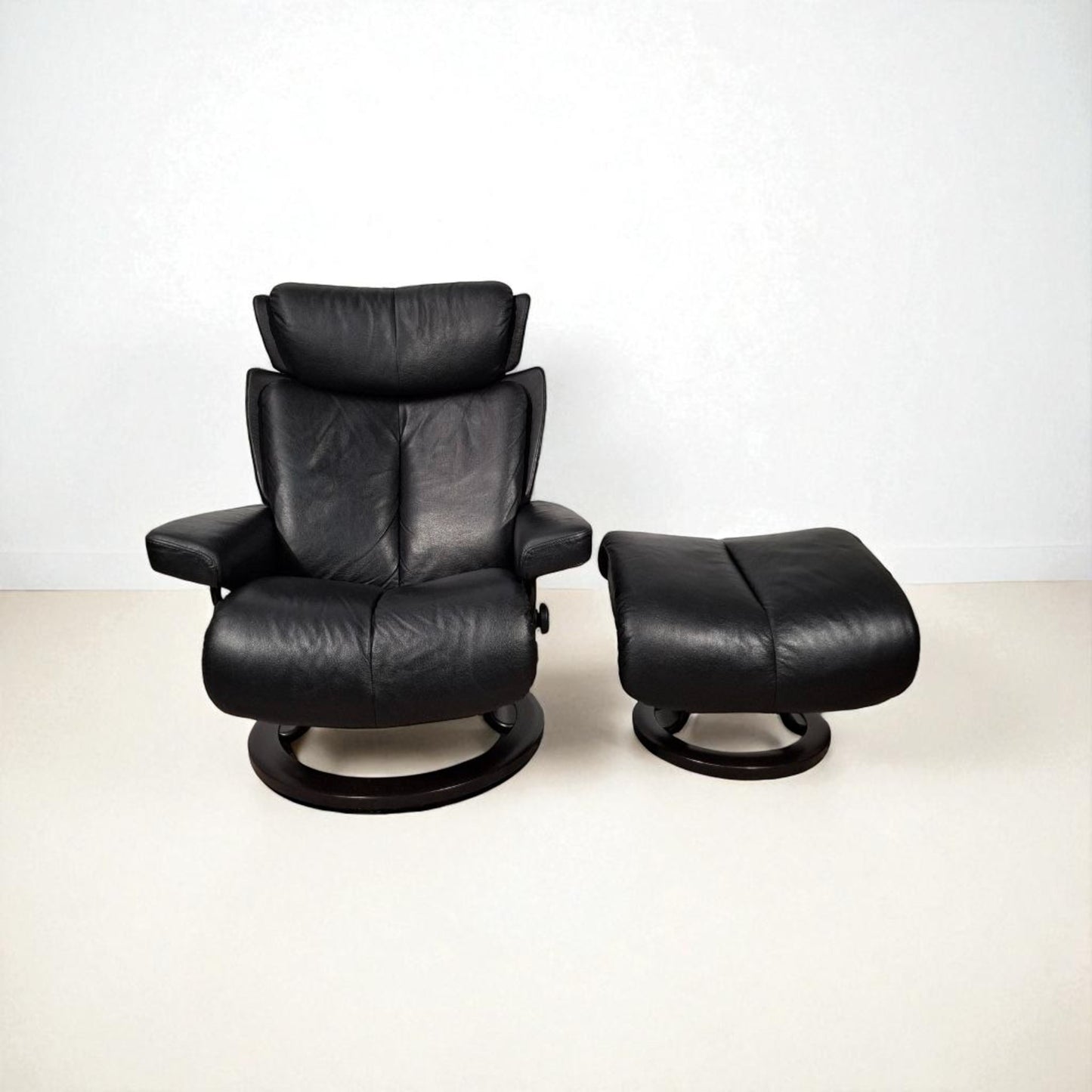 Stressless Magic lenestol svart skinn med krakk – Ekornes kvalitet | MøbelGlede