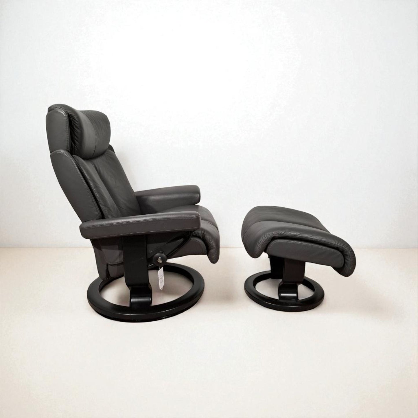 Stressless Magic lenestol grå skinn med krakk – Ekornes kvalitet | MøbelGlede