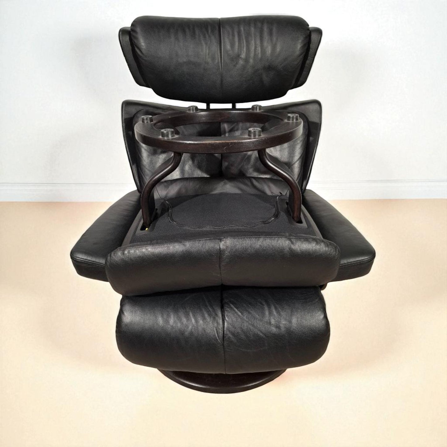 Stressless Magic lenestol svart skinn med krakk – Ekornes kvalitet | MøbelGlede