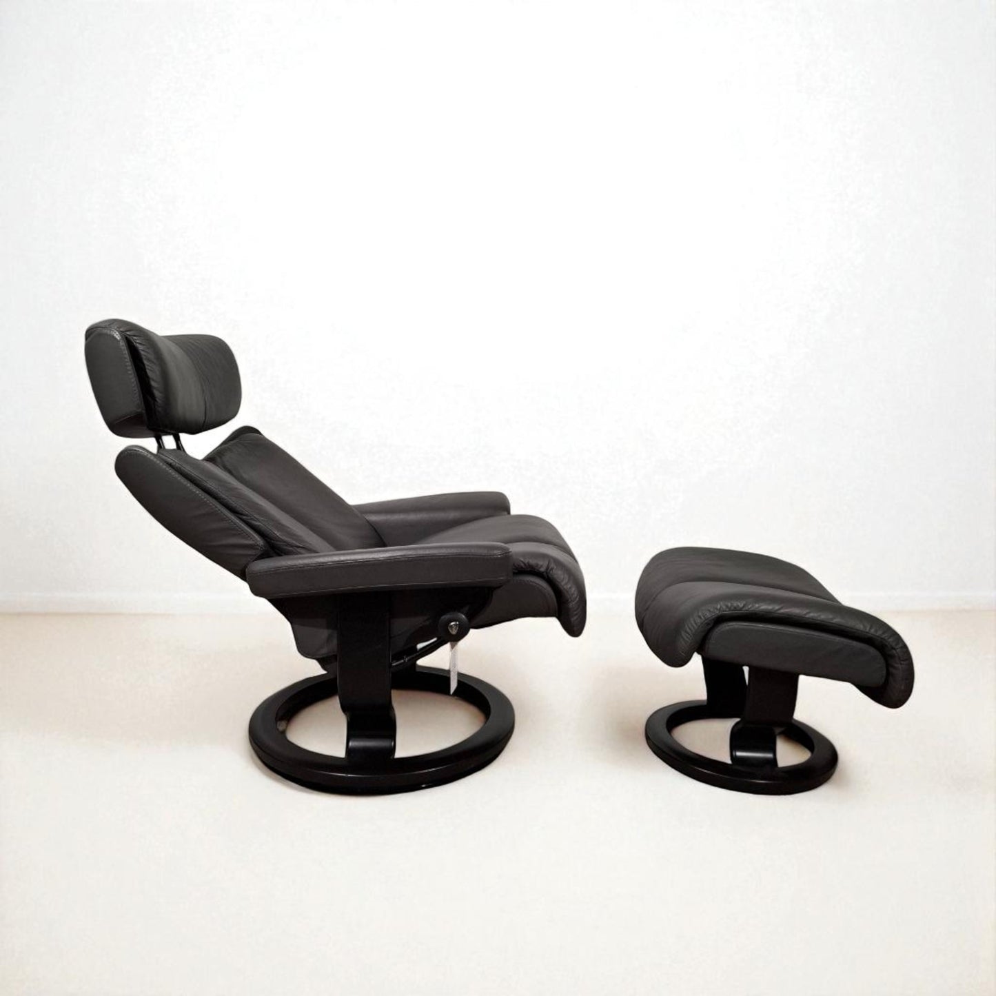 Stressless Magic lenestol grå skinn med krakk – Ekornes kvalitet | MøbelGlede