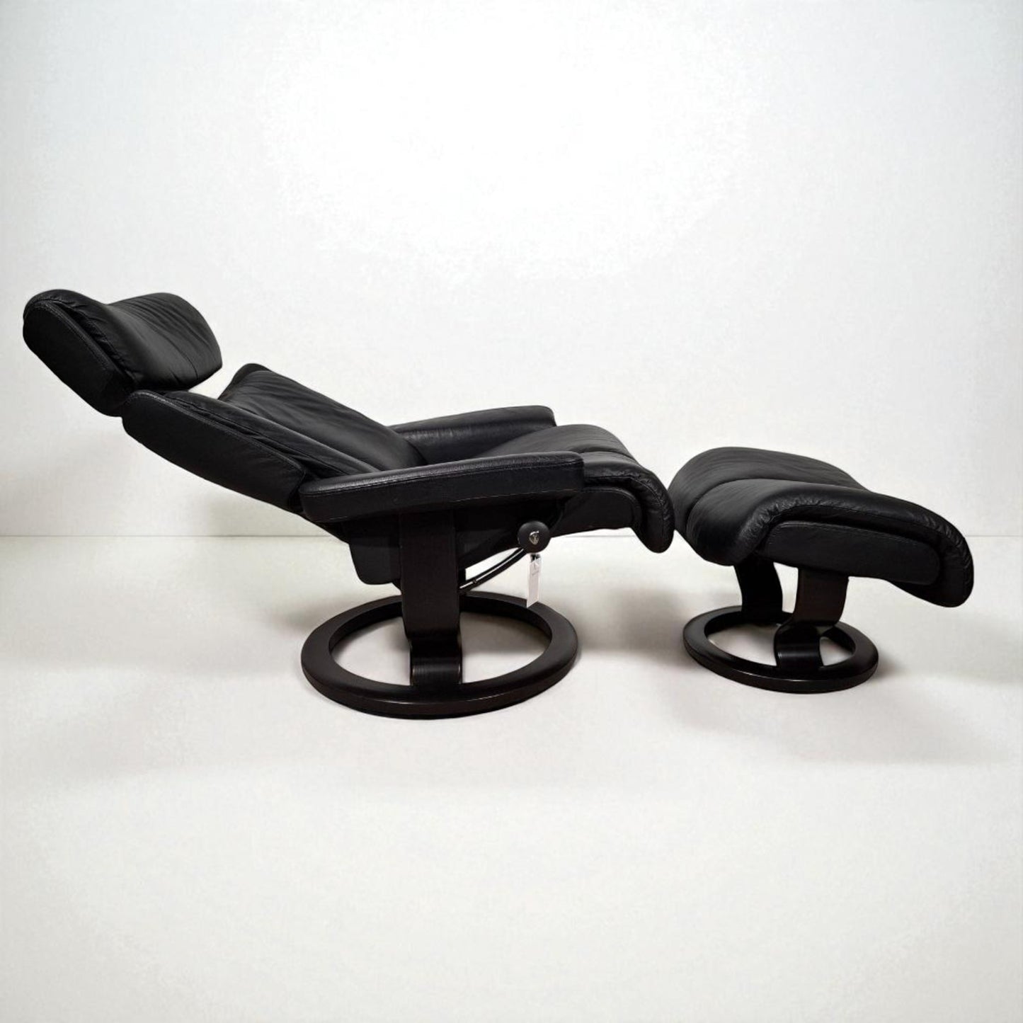 Stressless Magic lenestol svart skinn med krakk – Ekornes kvalitet | MøbelGlede