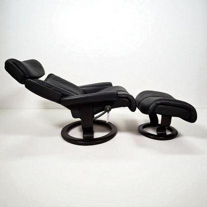 Stressless Magic lenestol svart skinn med krakk – Ekornes kvalitet | MøbelGlede