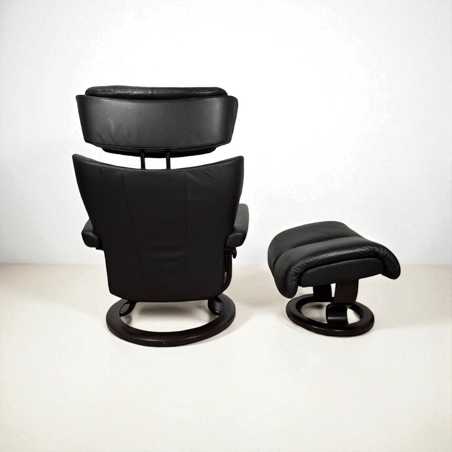 Stressless Magic lenestol svart skinn med krakk – Ekornes kvalitet | MøbelGlede