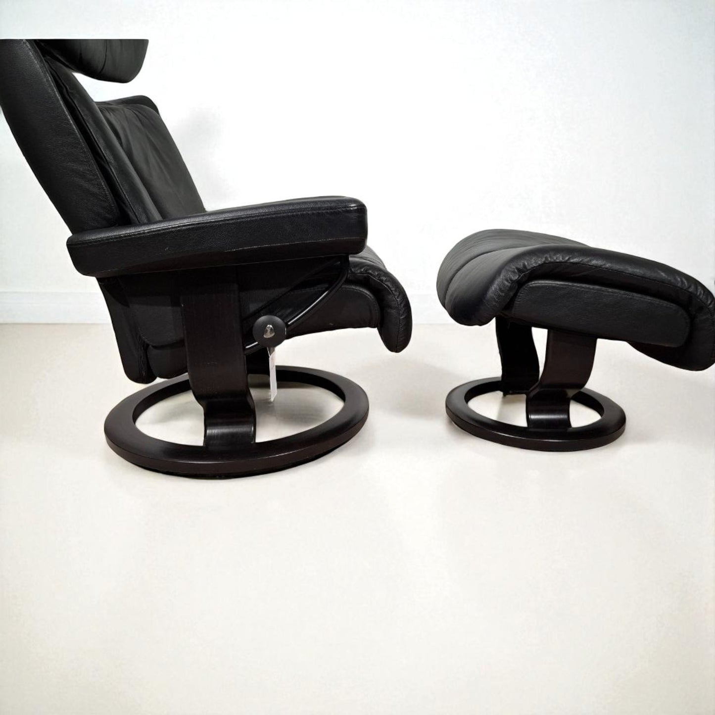 Stressless Magic lenestol svart skinn med krakk – Ekornes kvalitet | MøbelGlede